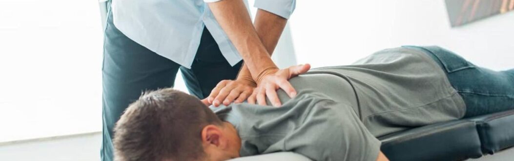 En person ligger med ansiktet nedåt på ett bord och får en kiropraktisk justering av en läkare, liknande den avslappning man kan uppleva under en massage göteborgssession. Kiropraktor & Massage Experten Göteborg En person ligger med ansiktet nedåt på ett bord och får en kiropraktisk justering av en läkare, liknande den avslappning man kan uppleva under en massage göteborgssession. Kiropraktor & Massage Experten Göteborg