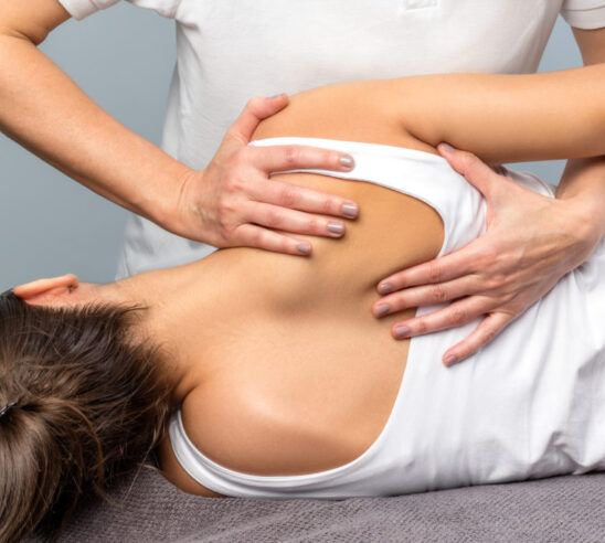 En person i vit topp som får kiropraktisk behandling liggandes på sidan medan en utövare från kiropraktor göteborg använder händerna för att justera övre delen av ryggen och axeln. Kiropraktor & Massage Experten Göteborg En person i vit topp som får kiropraktisk behandling liggandes på sidan medan en utövare från kiropraktor göteborg använder händerna för att justera övre delen av ryggen och axeln. Kiropraktor & Massage Experten Göteborg