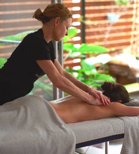 En massageterapeut i en lugn inomhusmiljö ger en ryggmassage till en person som ligger med ansiktet nedåt på ett massagebänk, täckt med en grå handduk. Det är den perfekta platsen för hypnosterapi eller om du letar efter massage i Göteborg. Kiropraktor & Massage Experten Göteborg En massageterapeut i en lugn inomhusmiljö ger en ryggmassage till en person som ligger med ansiktet nedåt på ett massagebänk, täckt med en grå handduk. Det är den perfekta platsen för hypnosterapi eller om du letar efter massage i Göteborg. Kiropraktor & Massage Experten Göteborg