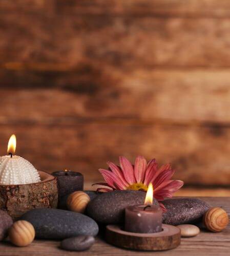 En fridfull spaanläggning i Göteborg med brinnande ljus, en rosa blomma, massagestenar, örtkompressbollar och eteriska oljeflaskor på en träyta inbjuder till avkoppling. En fridfull spaanläggning i Göteborg med brinnande ljus, en rosa blomma, massagestenar, örtkompressbollar och eteriska oljeflaskor på en träyta inbjuder till avkoppling.